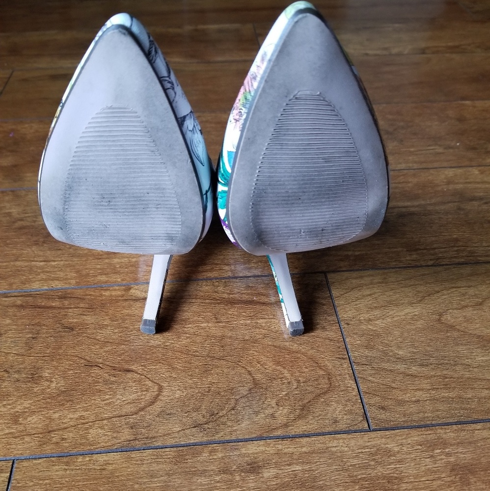 Heels - Picture 2 of 2